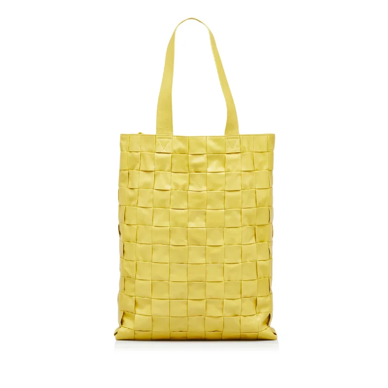 Bottega Veneta bags for minimalist fashion loversBottega Veneta Maxi Intrecciato Cassette Tote Bag (SHG-uVYp2K)