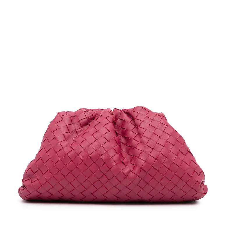 Bottega Veneta bags with chain - link detailsBottega Veneta Intrecciato The Pouch (SHG-QLP62y)