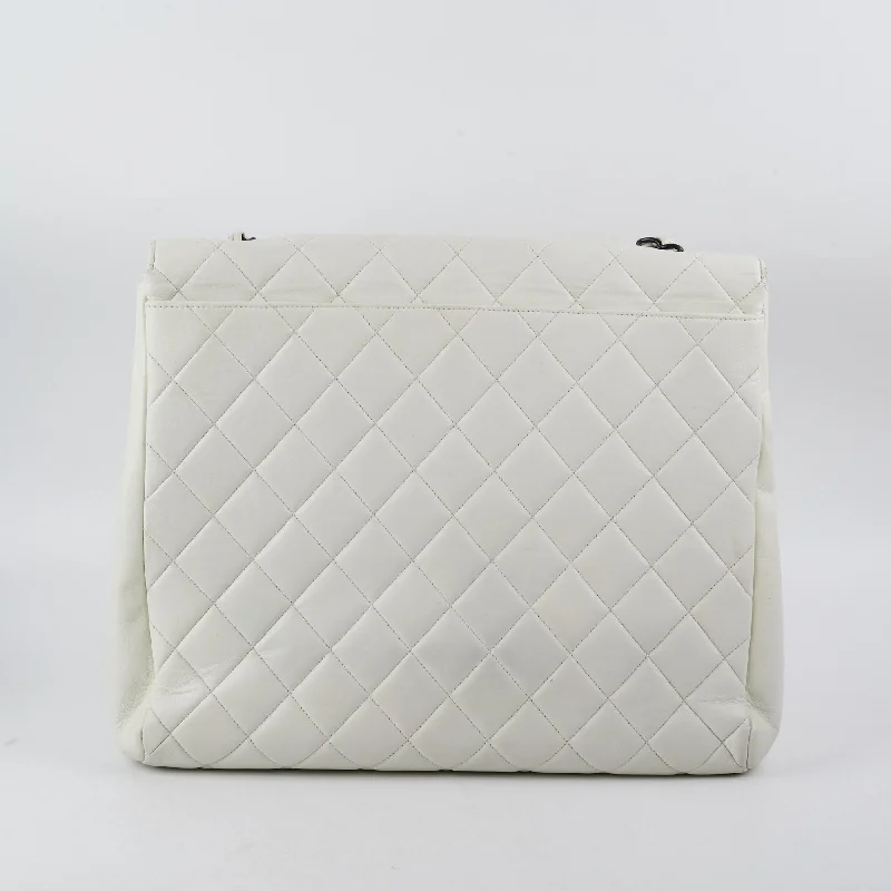 Chanel bags for a polished and professional appearanceChanel Matelasse Shoulder Bag White