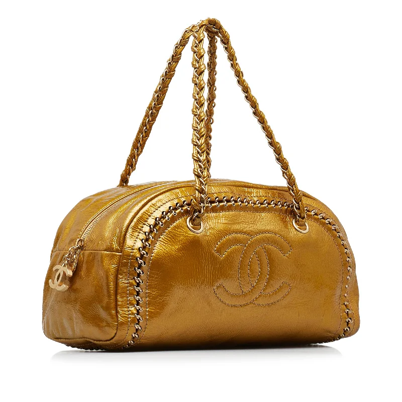 Chanel bags for those who value investment piecesChanel Luxe Ligne Bowler Bag (PphpRs)