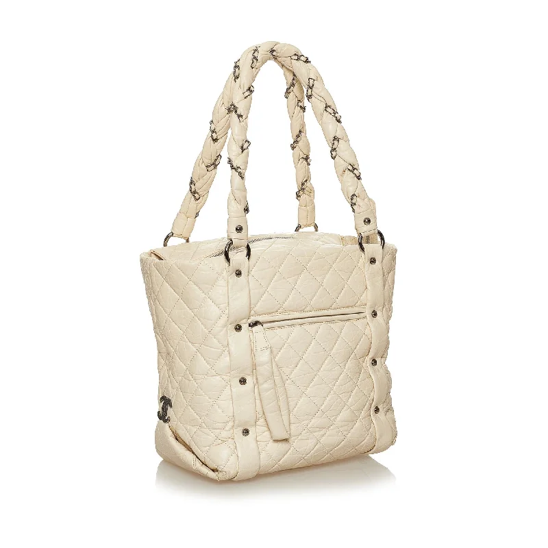 Chanel bags with classic and elegant designsChanel Matelasse Lambskin Leather Tote Bag (28565)