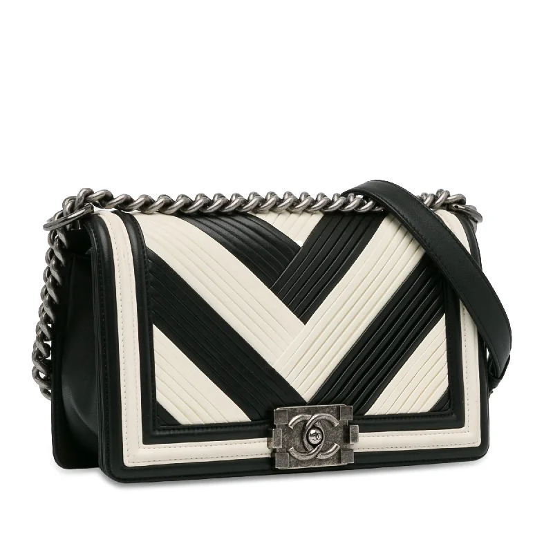 Chanel All - Match Handbag for Versatile StylingChanel Medium Pleated Calfskin Boy In Rome Flap (DQWgfZ)